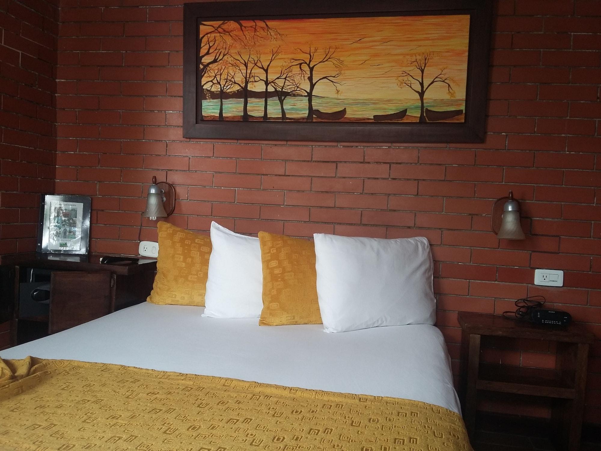 Casa Abril Hotel 3*